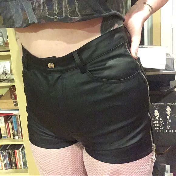 UNIF black leather shorts zip o ring - Picture 5 of 7